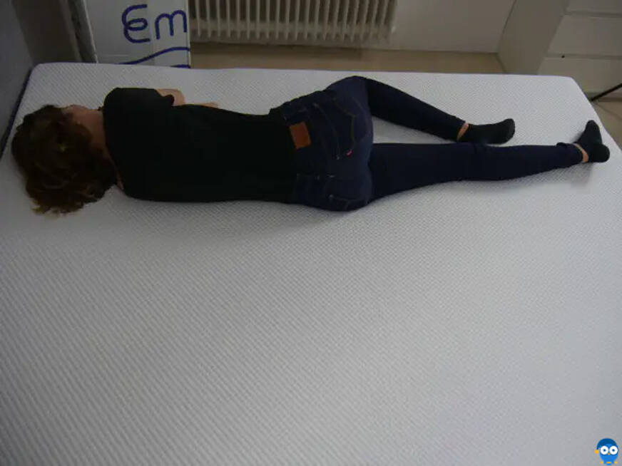 Emma Matratze Probeschläfer auf der Seite